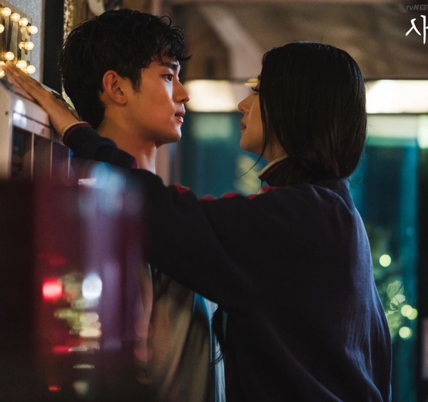 《雖然是精神病但沒關係》彩蛋解析！「金秀賢」看了尚泰發表會，鋼太文英差點命喪旅店