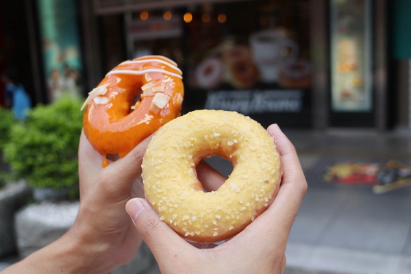 港式v.s.越式!Krispy Kreme推出楊枝甘露、椰子奶酥等新口味,情人節加碼甜甜圈免費送