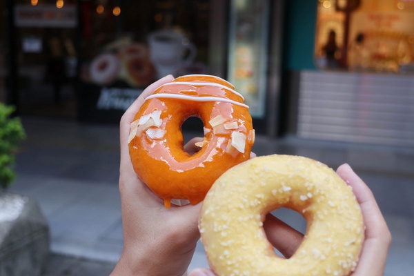 港式v.s.越式！Krispy Kreme推出楊枝甘露、椰子奶酥等新口味，情人節加碼甜甜圈免費送