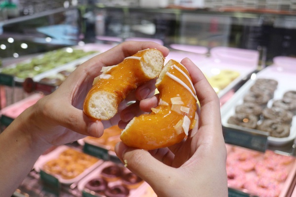 港式v.s.越式!Krispy Kreme推出楊枝甘露、椰子奶酥等新口味,情人節加碼甜甜圈免費送