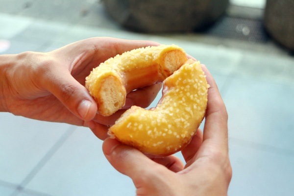 港式v.s.越式！Krispy Kreme推出楊枝甘露、椰子奶酥等新口味，情人節加碼甜甜圈免費送