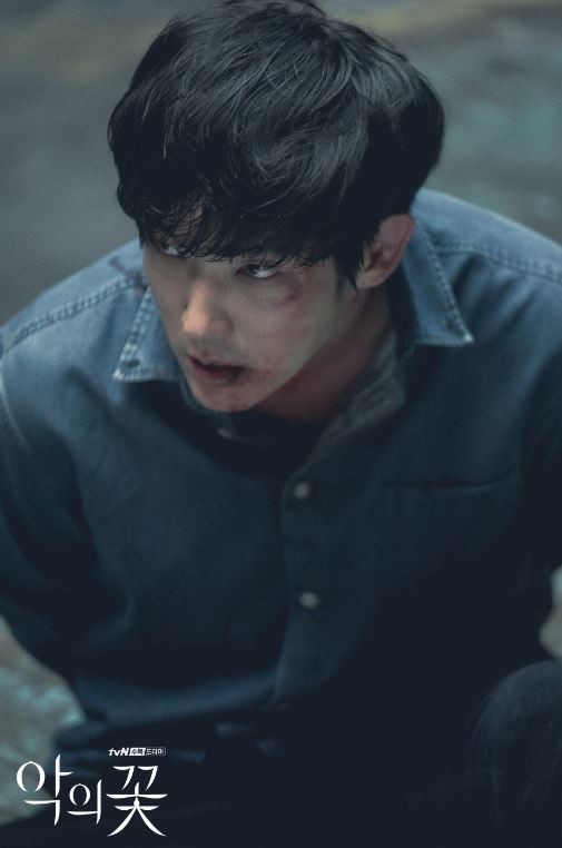 《惡之花》李準基太會吻！純愛初戀回憶，文彩元主動BOBO，李準基一把攬住，霸氣回吻！