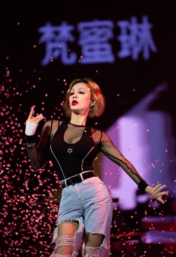 《乘風破浪的姐姐》張雨綺魔鬼身材登熱搜！9位「沙漏型」美腿女神，楊冪細腿+美胸太絕