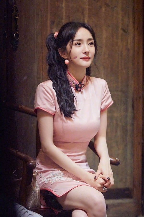 《乘風破浪的姐姐》張雨綺魔鬼身材登熱搜！9位「沙漏型」美腿女神，楊冪細腿+美胸太絕