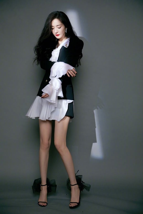 《乘風破浪的姐姐》張雨綺魔鬼身材登熱搜！9位「沙漏型」美腿女神，楊冪細腿+美胸太絕