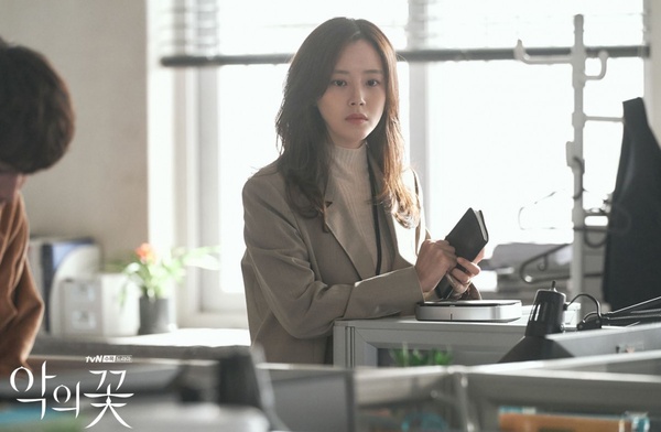 《惡之花》賢秀身份大危機！第6集神反轉，賢秀&智媛會悲劇嗎？網猜真正大Boss是她？