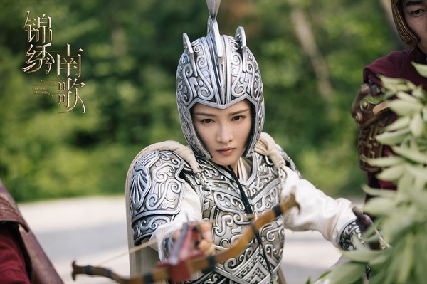 《錦繡南歌》開放式結局全網矇！回顧李沁12套古裝造型，黑衣俠女到后宮寵妃都美成仙女