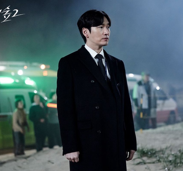 Netflix《秘密森林2》曹承佑&裴斗娜「柯南體質」再現，第1集就有隱藏彩蛋！