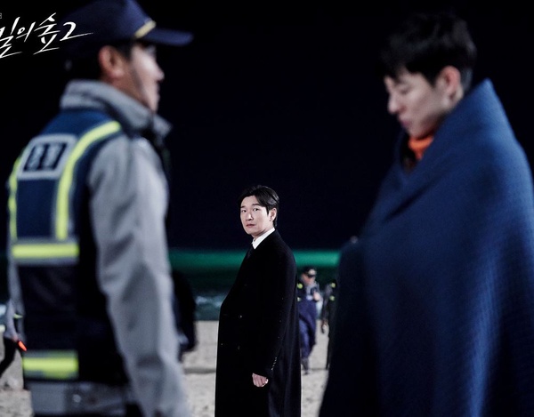 Netflix《秘密森林2》曹承佑&裴斗娜「柯南體質」再現，第1集就有隱藏彩蛋！