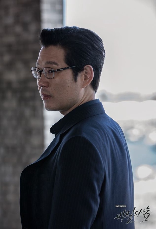 Netflix《秘密森林2》曹承佑&裴斗娜「柯南體質」再現，第1集就有隱藏彩蛋！