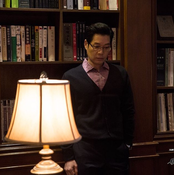 Netflix《秘密森林2》曹承佑&裴斗娜「柯南體質」再現，第1集就有隱藏彩蛋！