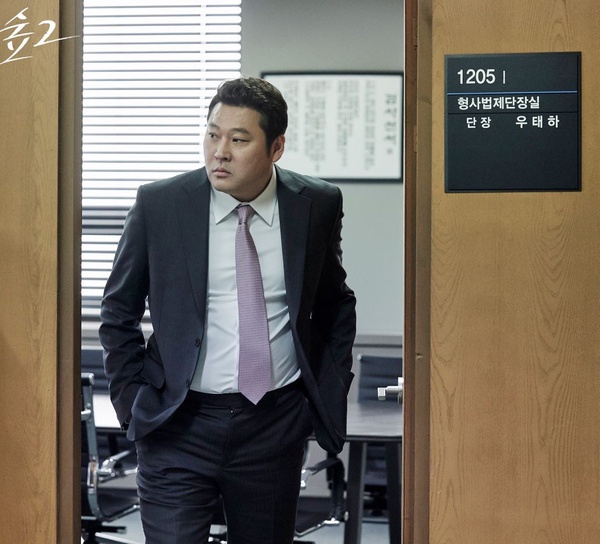 Netflix《秘密森林2》曹承佑&裴斗娜「柯南體質」再現，第1集就有隱藏彩蛋！