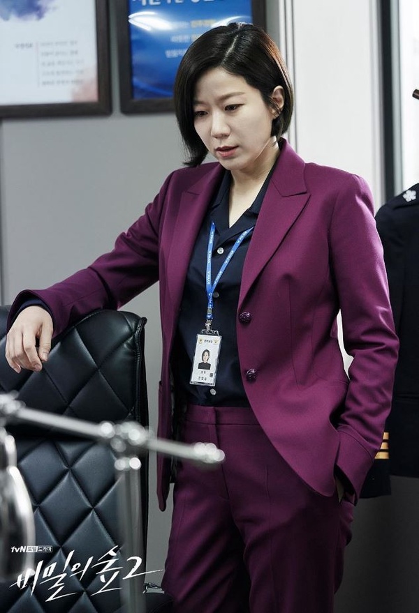 Netflix《秘密森林2》曹承佑&裴斗娜「柯南體質」再現，第1集就有隱藏彩蛋！