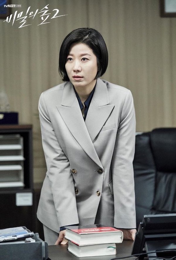 Netflix《秘密森林2》曹承佑&裴斗娜「柯南體質」再現，第1集就有隱藏彩蛋！
