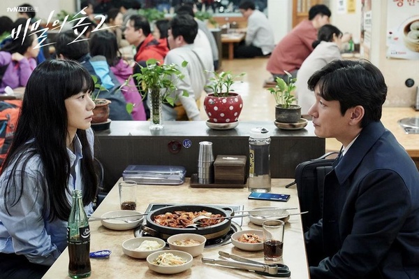 Netflix《秘密森林2》曹承佑&裴斗娜「柯南體質」再現，第1集就有隱藏彩蛋！
