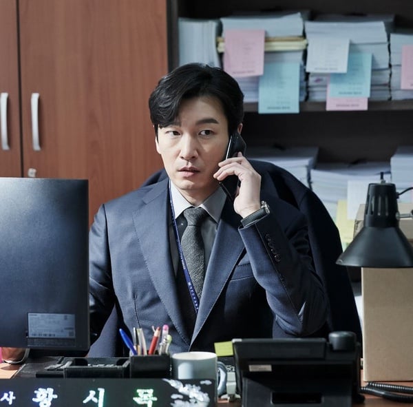 >>《秘密森林2》Netflix開播！曹承佑&amp;裴斗娜「柯南體質」再現，第1集就有隱藏彩蛋！>>