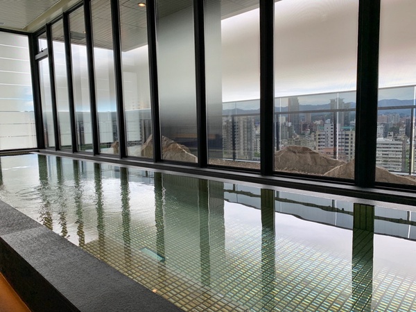 頂樓日式浴場可以邊泡湯邊看101!日本「三井花園飯店」海外首館登場