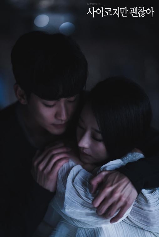 《雖然是精神病但沒關係》網評經典名場面5:鋼太&文英黑暗中擁抱