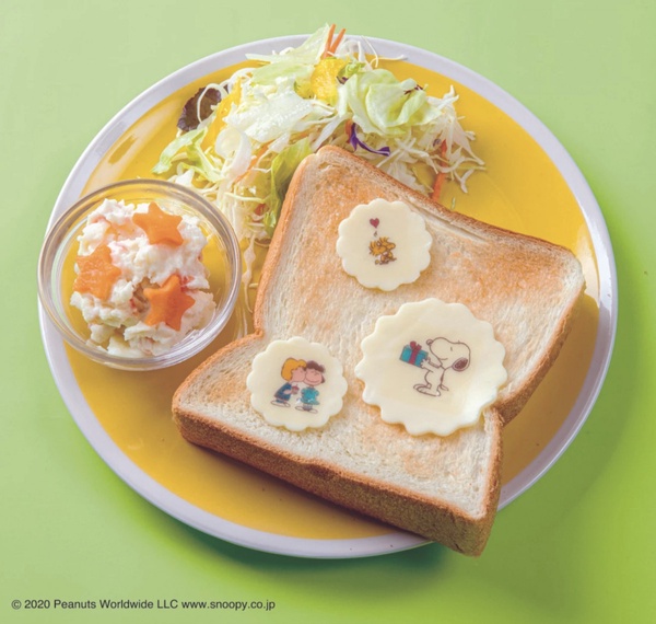 PEANUTS推出超萌「史努比食用貼紙」，簡單步驟貼上食物，在家就能馬上吃到史努比餐點