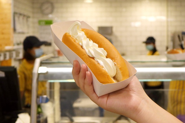IKEA「冰狗」台灣也有了！香酥麵包夾霜淇淋，25元的銅板價，這兩間門市搶先開賣
