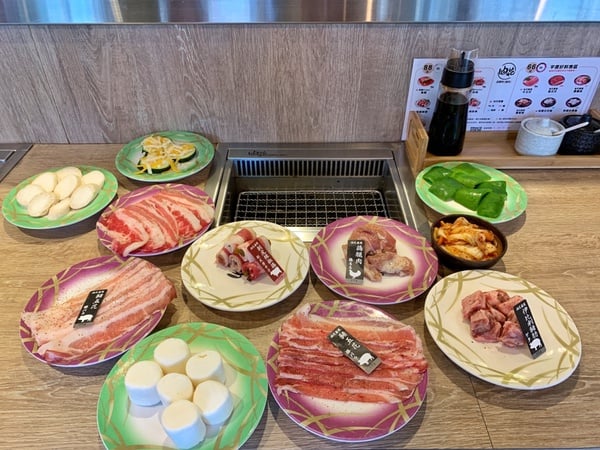 迴轉燒肉吃起來！超人氣永康街「油花迴轉吧燒肉」大推薦，想吃什麼自己拿，每盤50元起