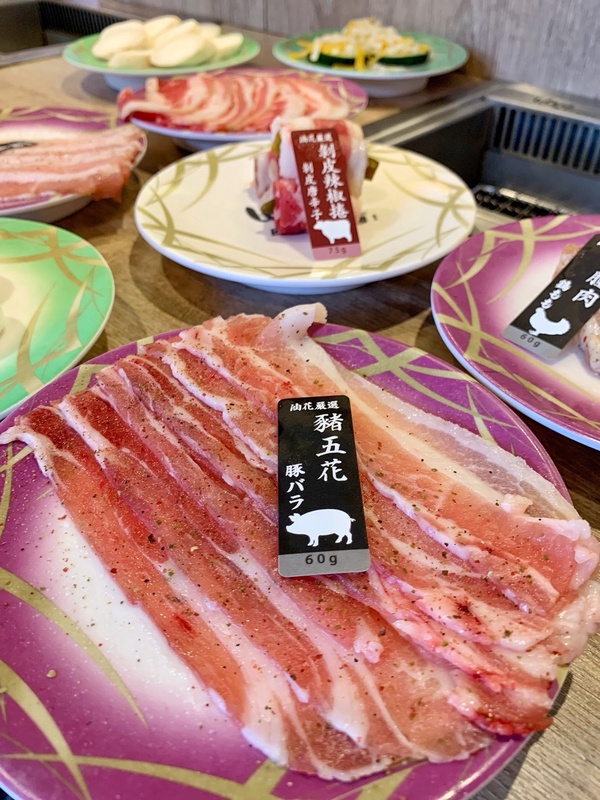 迴轉燒肉吃起來！超人氣永康街「油花迴轉吧燒肉」大推薦，想吃什麼自己拿，每盤50元起