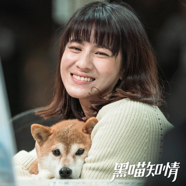 【劇評專欄】《黑喵知情》連俞涵：在天使般的角色中，體悟自己的與世無爭