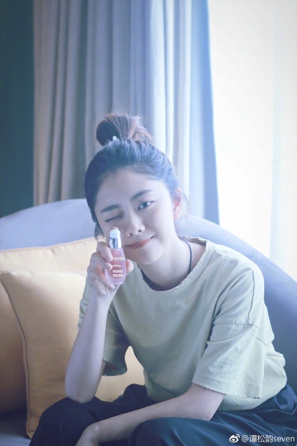 譚松韻《以家人之名》保養太好！譚松韻30歲狀態比少女嫩，同框宋威龍像個小妹妹！