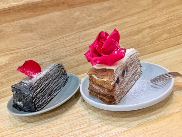 一整朵玫瑰插在千層上!鄉間座推「玫瑰千層蛋糕」