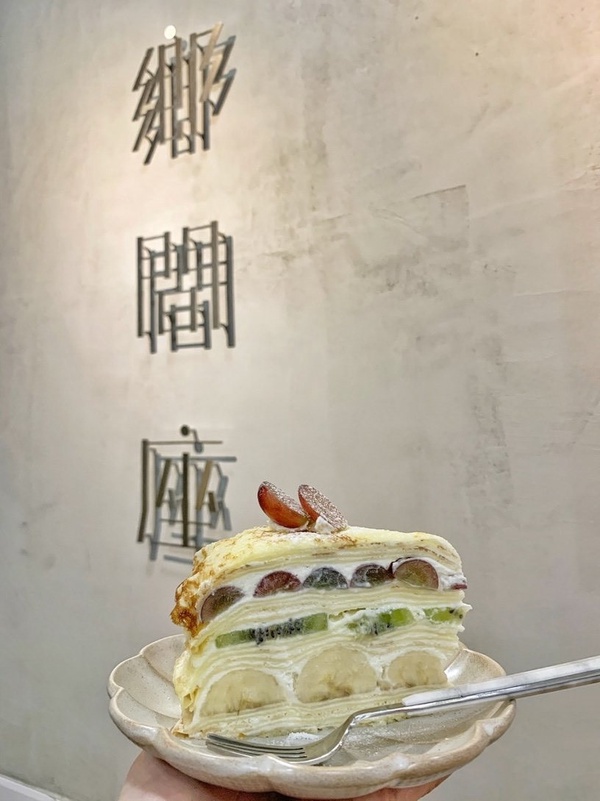 一整朵玫瑰插在千層上!鄉間座推「玫瑰千層蛋糕」