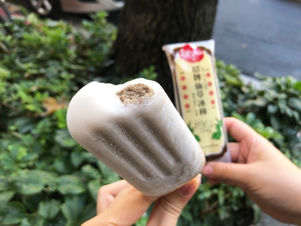 鮮芋仙登陸全家！全家便利商店推「鮮芋仙招牌仙草冰棒」，芋頭尬仙草超爽快！