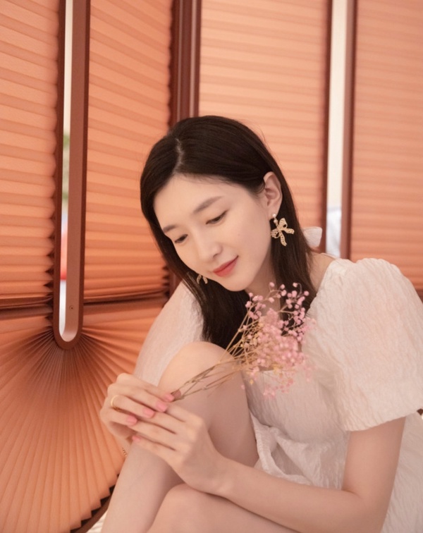江疏影穿搭成精！襯衫白T簡單穿出高級感，比《三十而已》王漫妮會穿、是最強風格範本