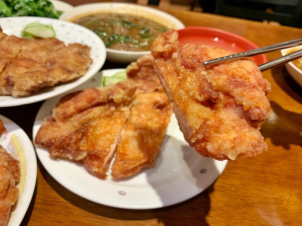 米其林必比登推薦的排骨便當!台中老字號「范記金之園草袋飯」排骨、雞腿都好吃!