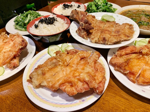 米其林必比登推薦的排骨便當！台中老字號「范記金之園草袋飯」排骨、雞腿都好吃！