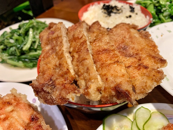 米其林必比登推薦的排骨便當!台中老字號「范記金之園草袋飯」排骨、雞腿都好吃!