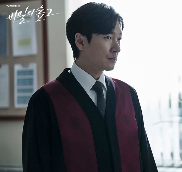 《秘密森林2》陣容太堅強！曹承佑25歲當上「雙影帝」，裴斗娜23歲成影后，履歷太狂了