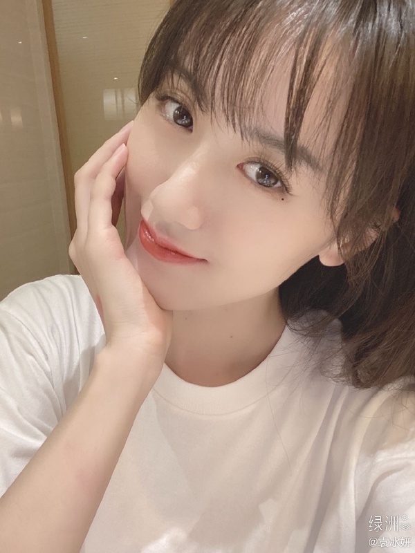 右滑圖片~看袁冰妍愛用香水公開!