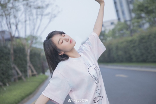 右滑圖片~看袁冰妍愛用香水公開!