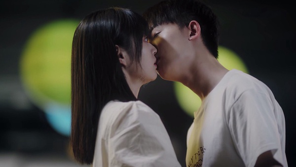 超多吻戲的9部熱播陸劇！《以家人之名》凌霄霸吻尖尖，《琉璃》「舌吻」慾到上熱搜
