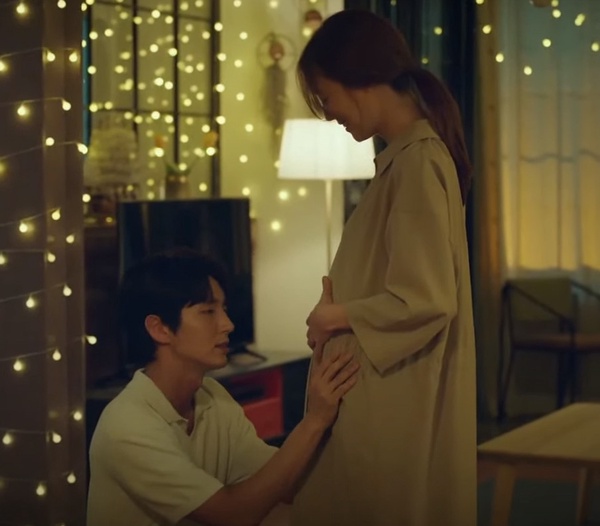 《惡之花》李準基好老公細節5:桌布是女兒,頭貼是老婆!