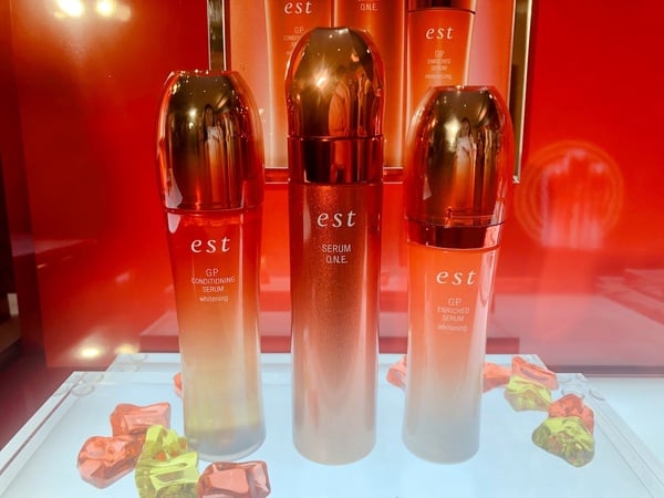 est嬡色登台！日系頂級保養「est」必買推薦TOP5，精靈水、精華液最夯，隱形面膜機必收