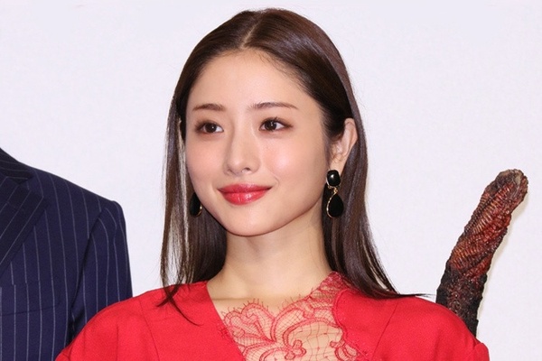 石原聰美日系輕透妝容TIPS 2:毛流感彎月眉