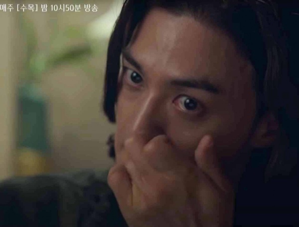 《惡之花》劇情猜測解析2:共犯有手環、指甲超短,白熙成通通符合!