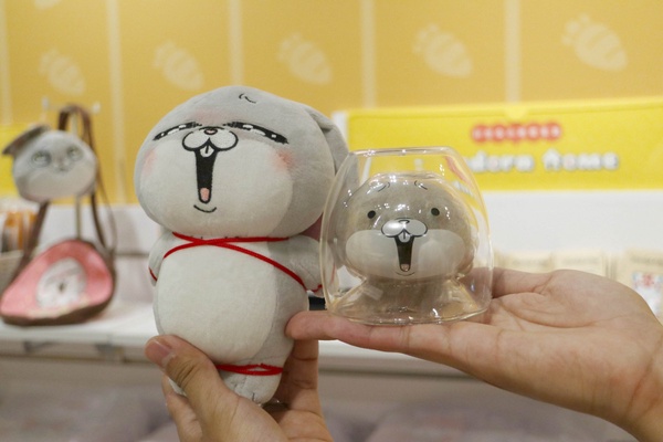 限時2週！「好想兔快閃店」登陸西門，1:1大小好想兔超欠拍，雙層玻璃杯等周邊不能錯過