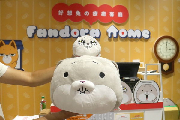 限時2週！「好想兔快閃店」登陸西門，1:1大小好想兔超欠拍，雙層玻璃杯等周邊不能錯過