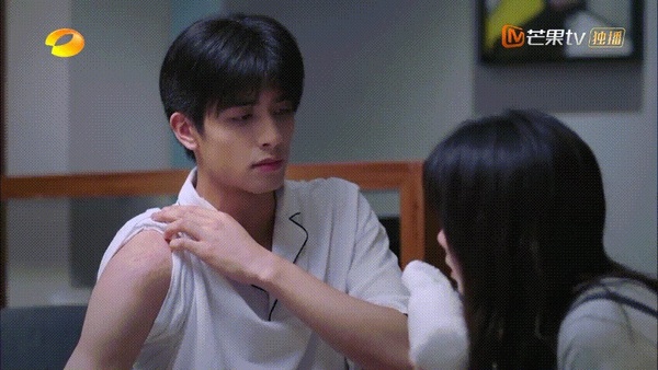 《以家人之名》尖尖&凌霄12個爆甜名場面！咬肩膀、樹咚吻，凌霄的十級情話甜死人