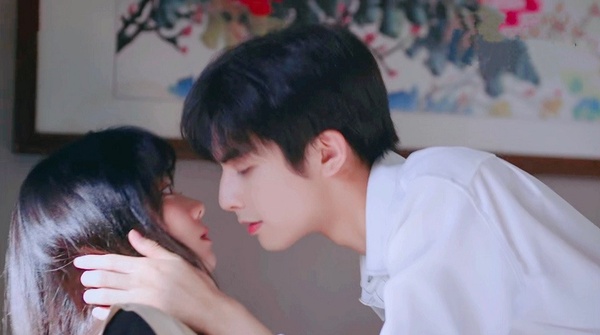 《以家人之名》尖尖&凌霄12個爆甜名場面！咬肩膀、樹咚吻，凌霄的十級情話甜死人