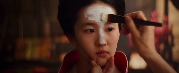 《花木蘭》動畫版vs.真人版5套造型神還原！電影主題曲《自己》李玟時隔22年再度獻唱！