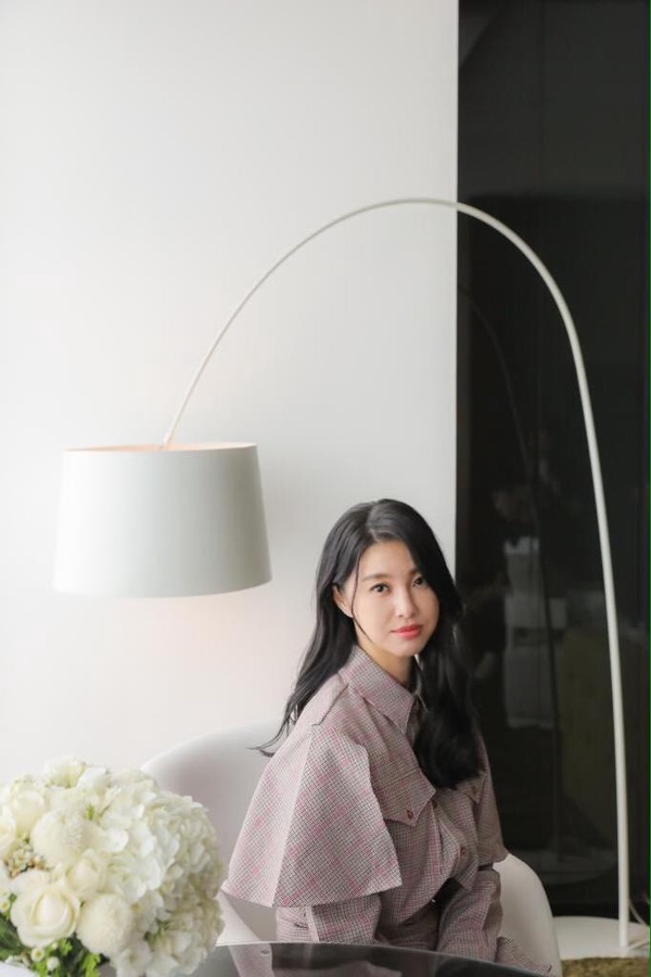 孫瑩瑩43歲無痕保養秘訣揭曉！凍零少女顏靠小棕瓶助攻，孫瑩瑩更獨家傳授告白必勝絕招