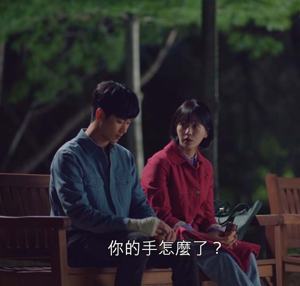 《雖然是精神病但沒關係》金秀賢原創細節！回味失敗之吻、結局抱著哥哥哭，劇本都沒寫